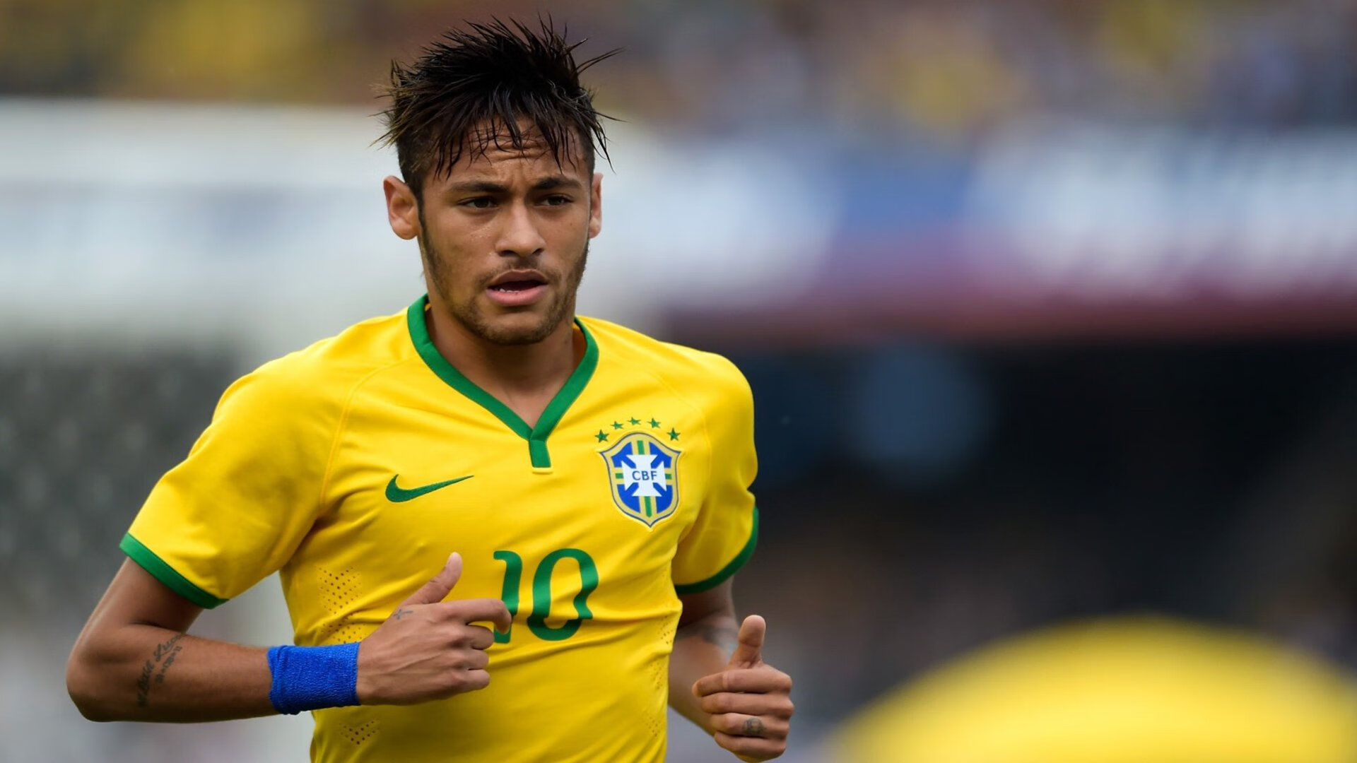 莱万多夫斯基回归赛场，出色防守首场状态亮眼，日本队观众沸腾！